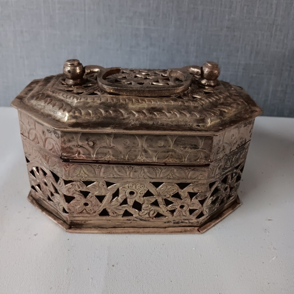 Vintage Brass Filigree Jewelry Trinket Box Hinged Lidded Floral Keepsake Chest - Picture 6 of 10